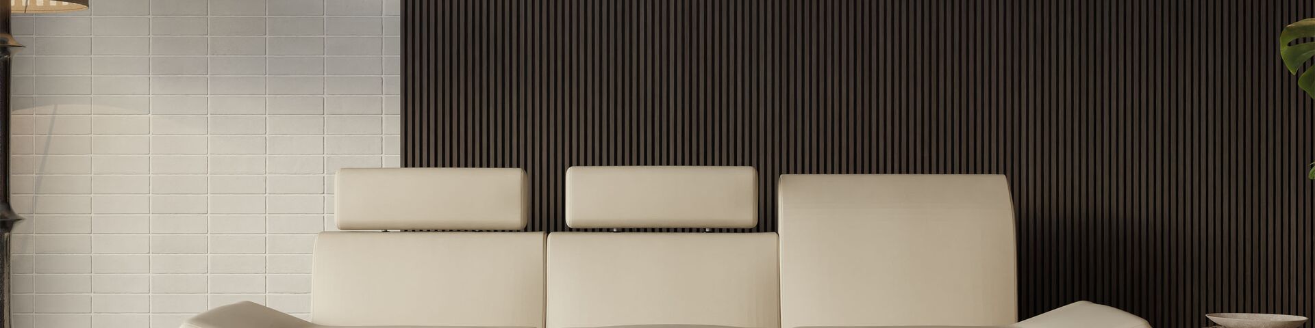 Foto eines ästhetischen Zuhauses mit hochwertigem Sofa