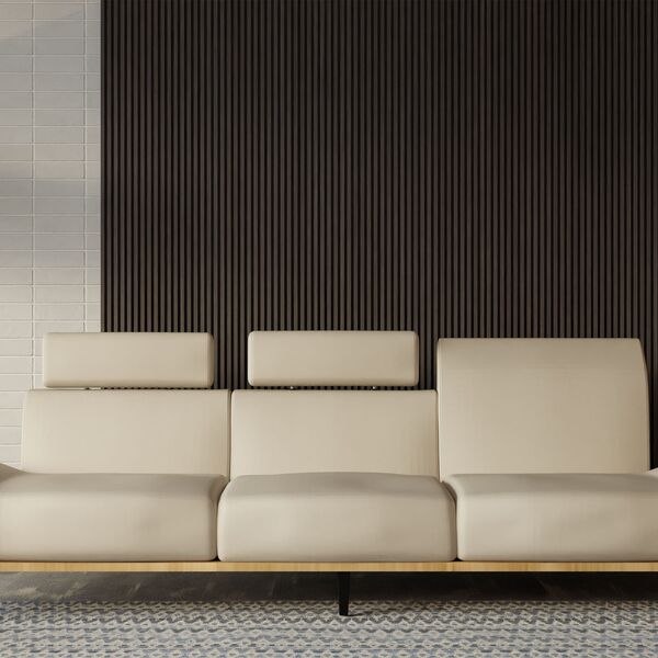 Foto eines ästhetischen Zuhauses mit hochwertigem Sofa